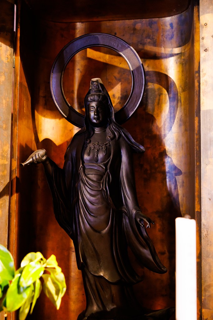 本堂におまつりされている御仏たち