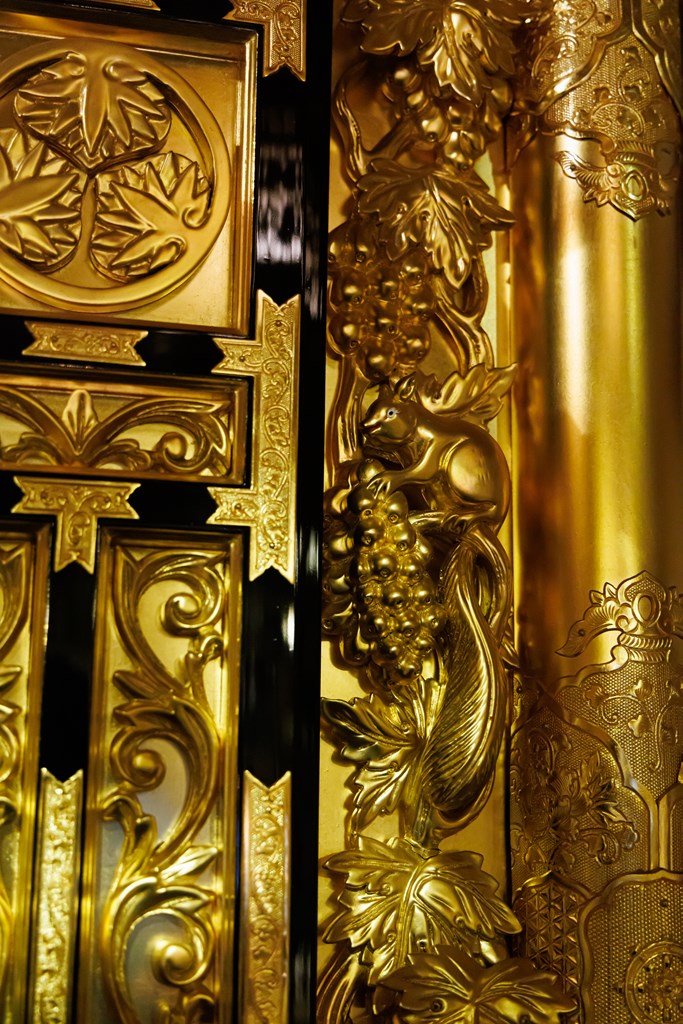 ご本尊・阿弥陀如来像と本堂におまつりされる仏さま