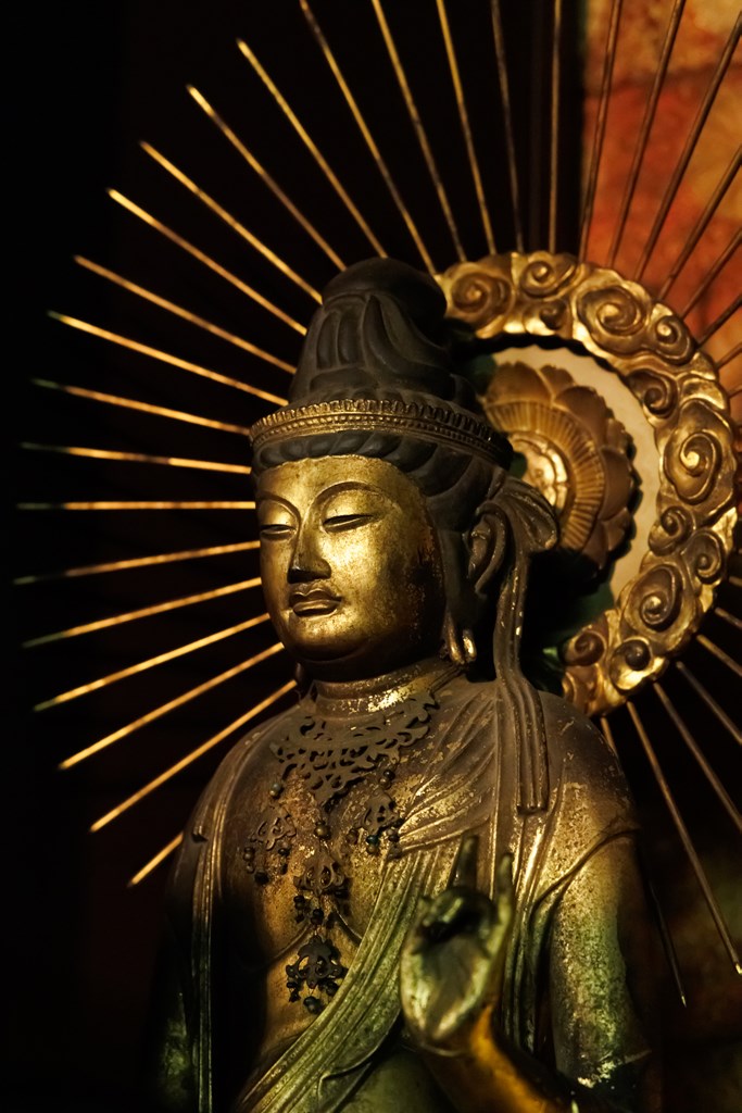 ご本尊・毘沙門天像と日光・月光菩薩立像（国指定重要文化財）