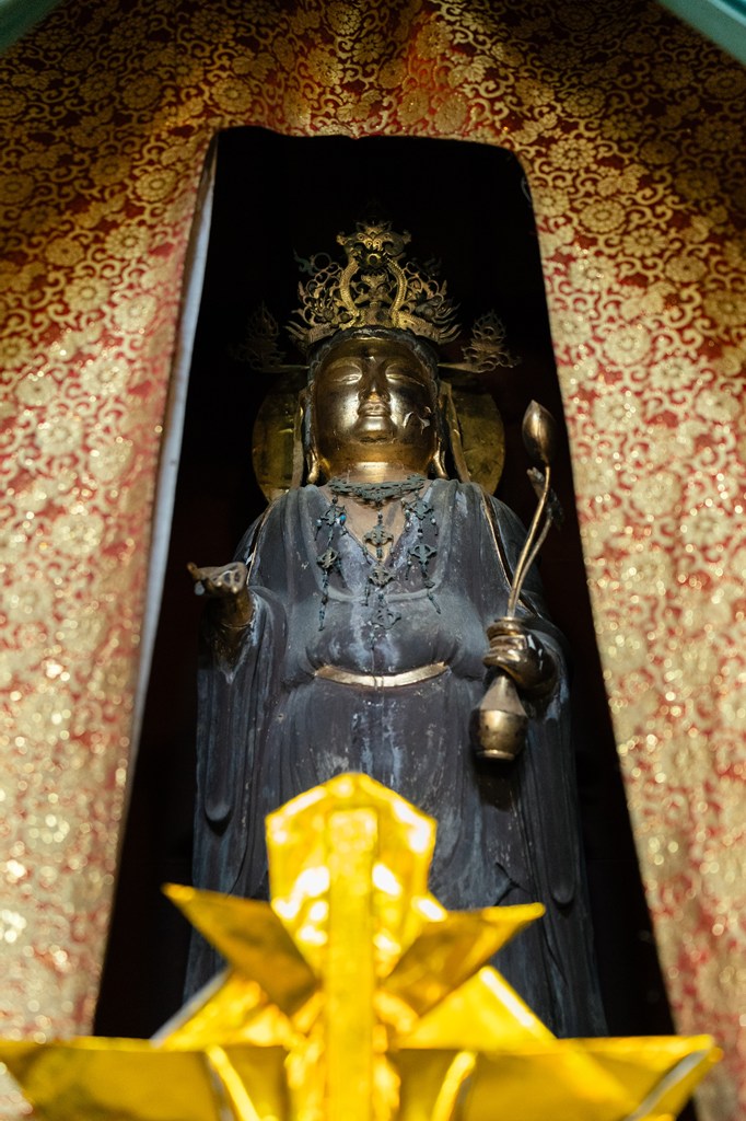 御本尊・木造十一面観音菩薩立像（熊本県指定文化財）