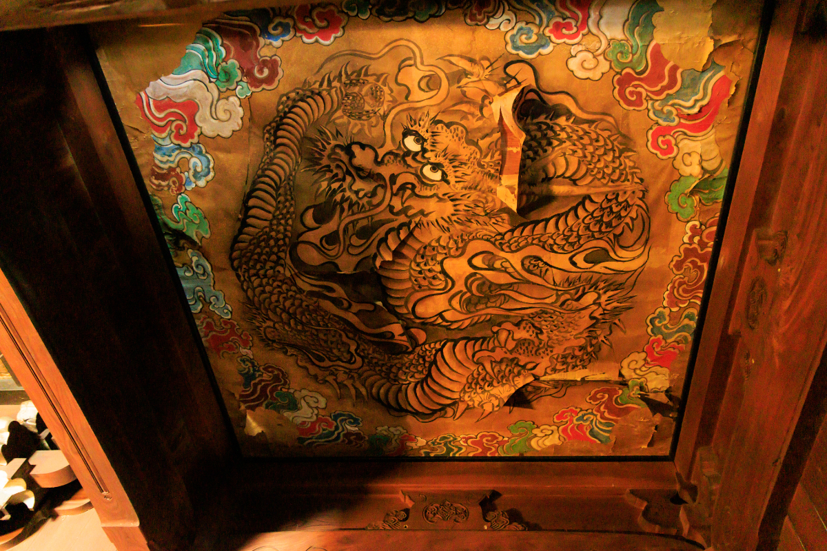 本堂と秘仏・慈恵大師坐像（国指定重要文化財）