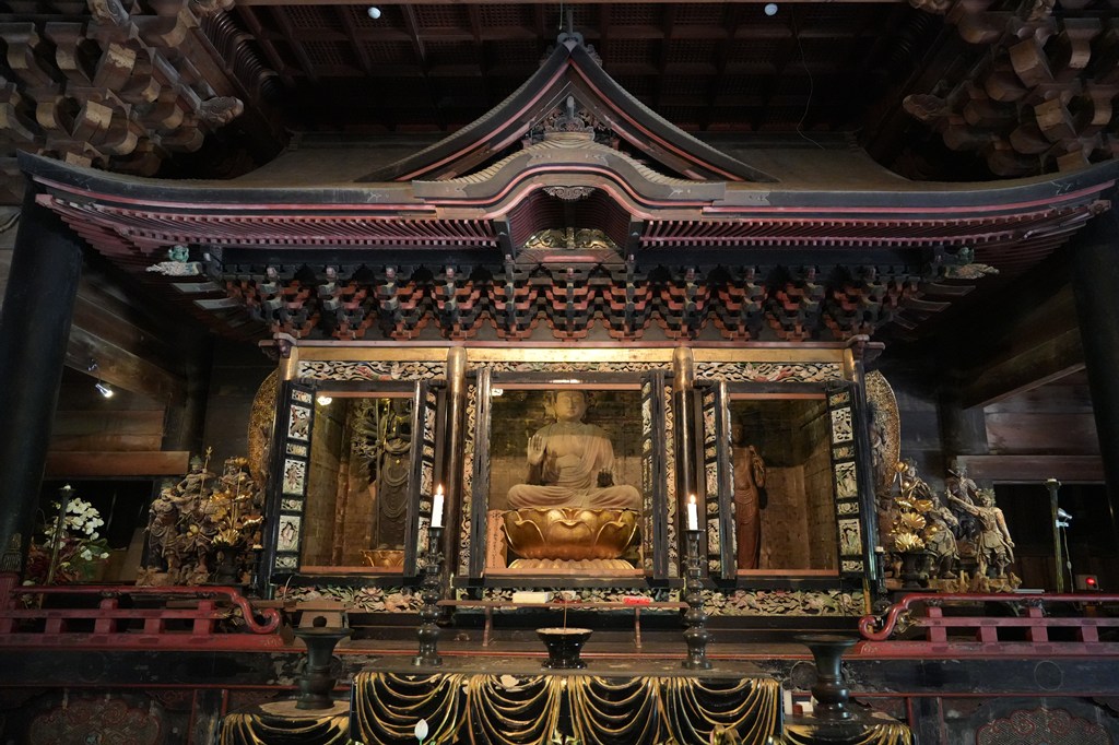 ご本尊・木造薬師如来坐像（兵庫県指定文化財）、木造聖観音菩薩立像、木造千手観音立像