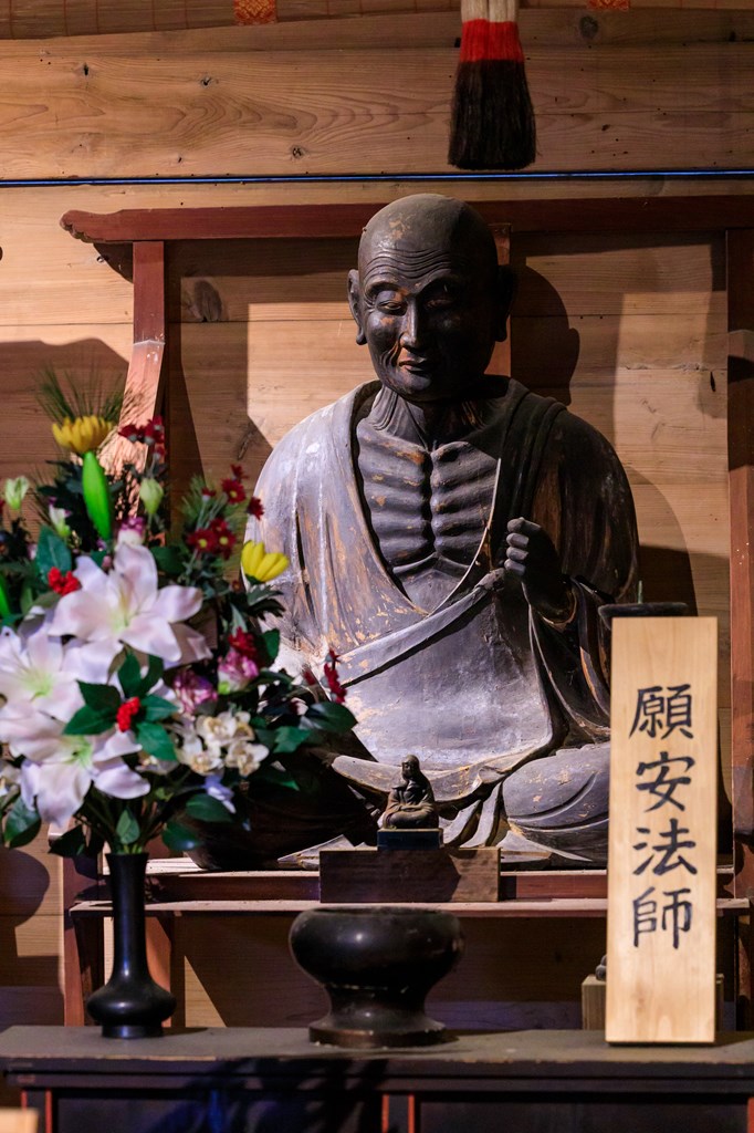 良弁僧正坐像と願安法師坐像