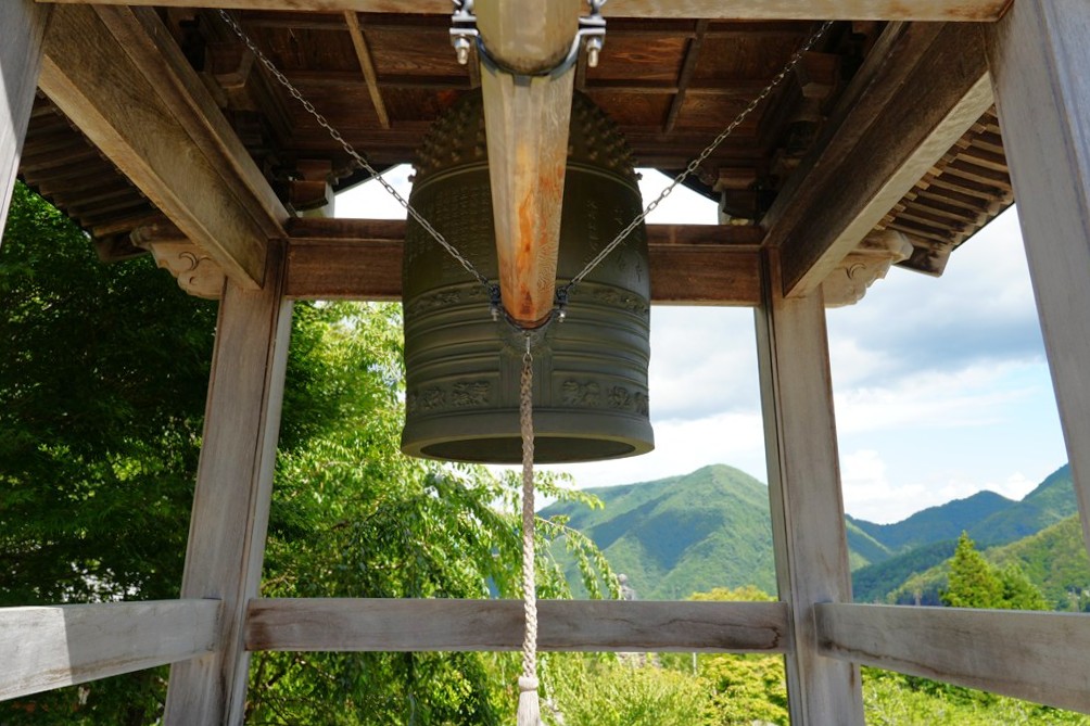 「一隅を照らす」山門・鐘堂