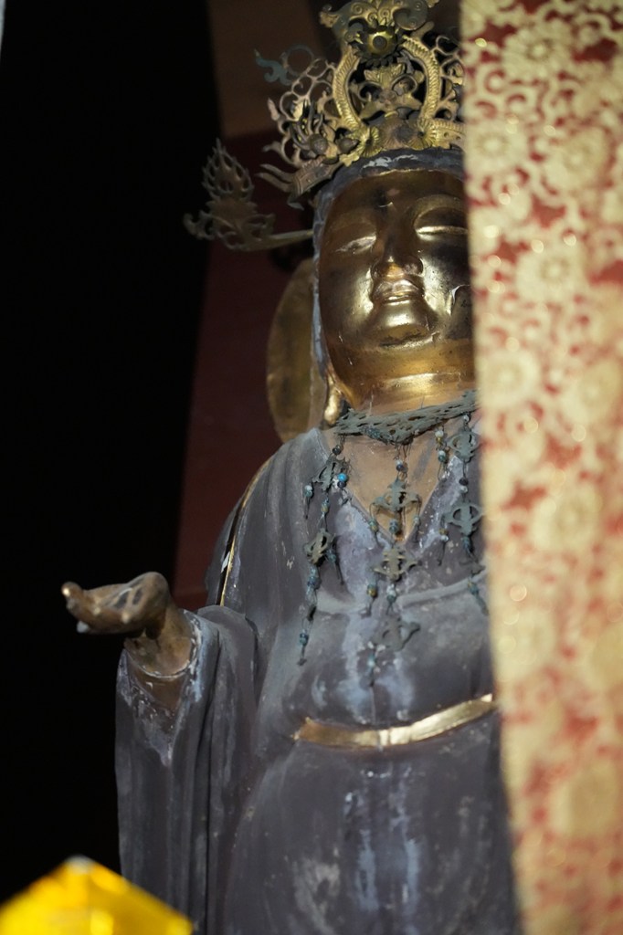 御本尊・木造十一面観音菩薩立像（熊本県指定文化財）