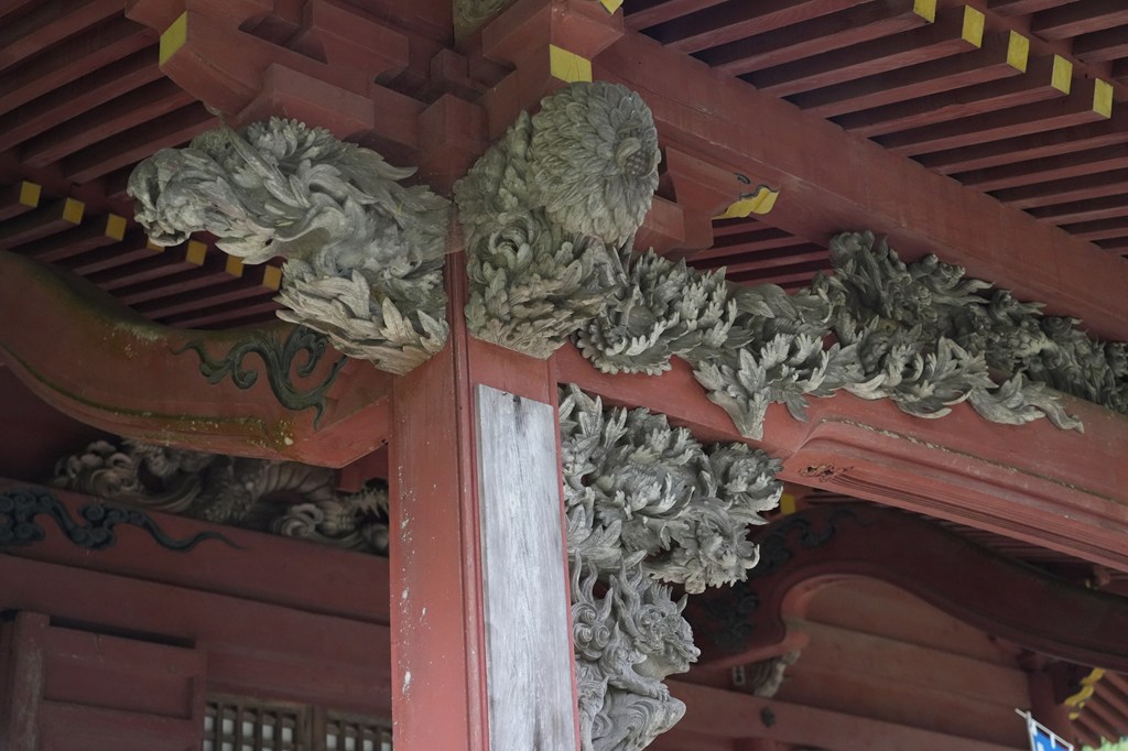 本堂と秘仏御本尊・銅造千手観音菩薩立像（国指定重要文化財）※33年に一度の御開帳