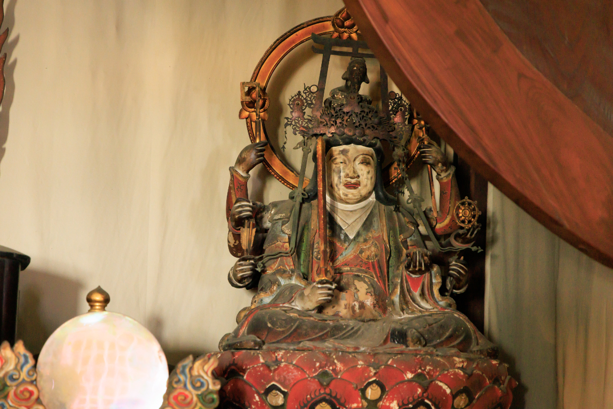 本堂内におまつりされる仏さま