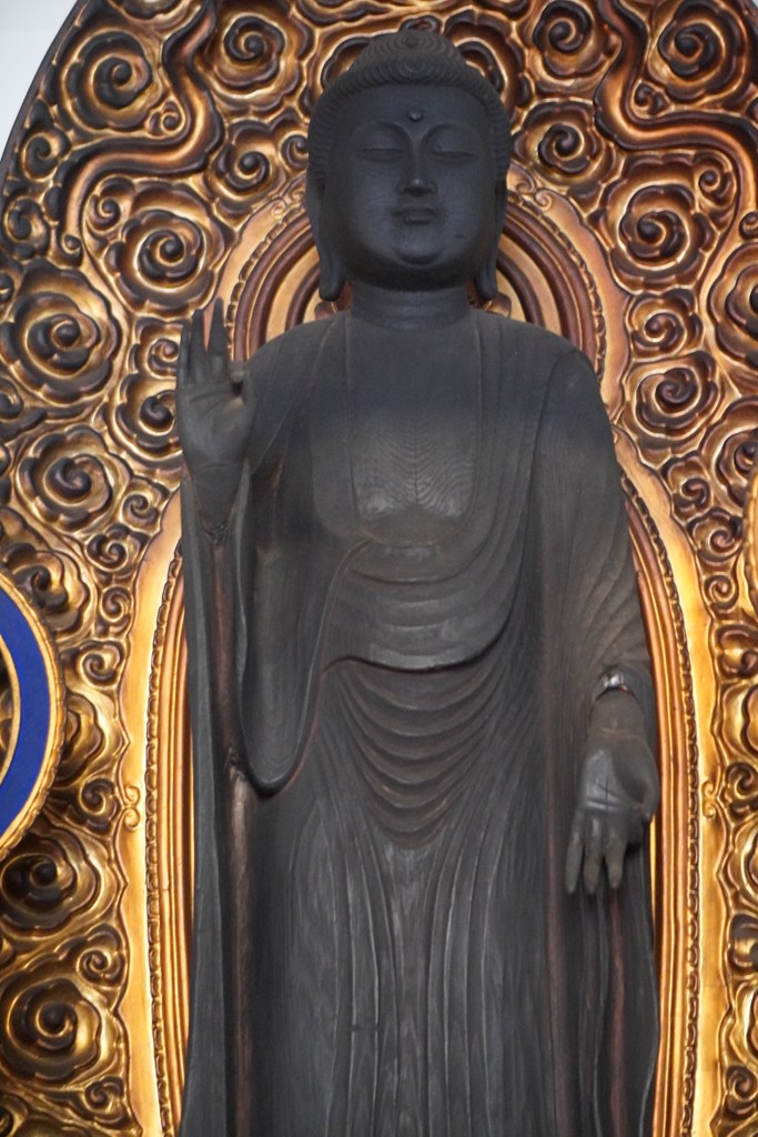 本堂におまつりされる仏様たち