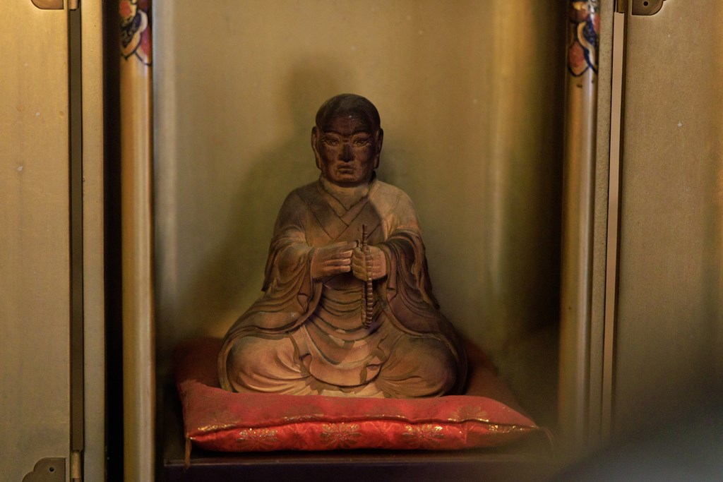 本堂におまつりされる僧侶のお像