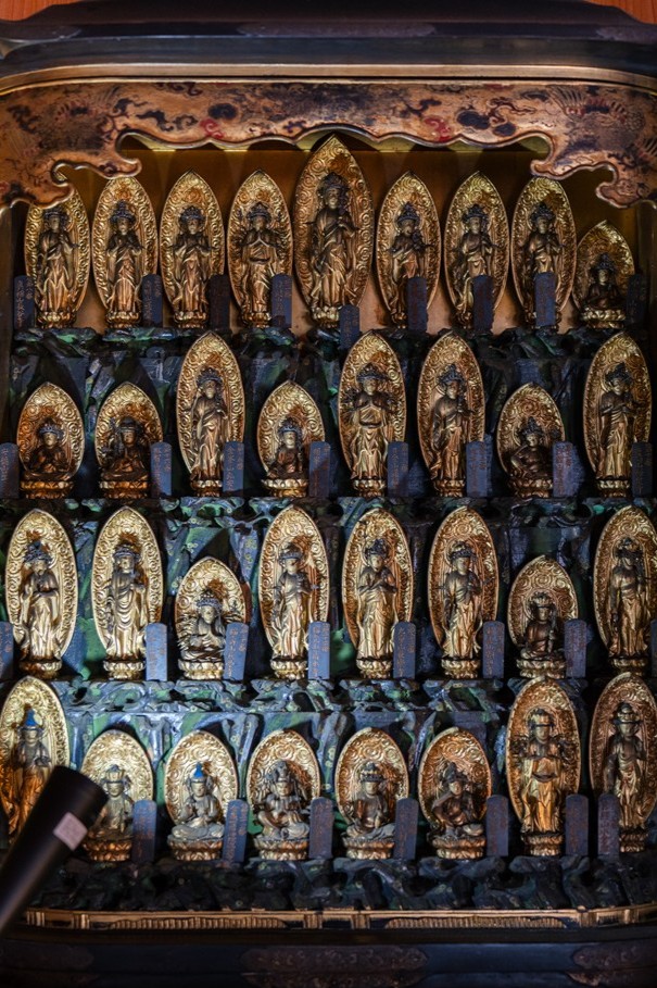 本堂と御本尊・大聖不動明王坐像