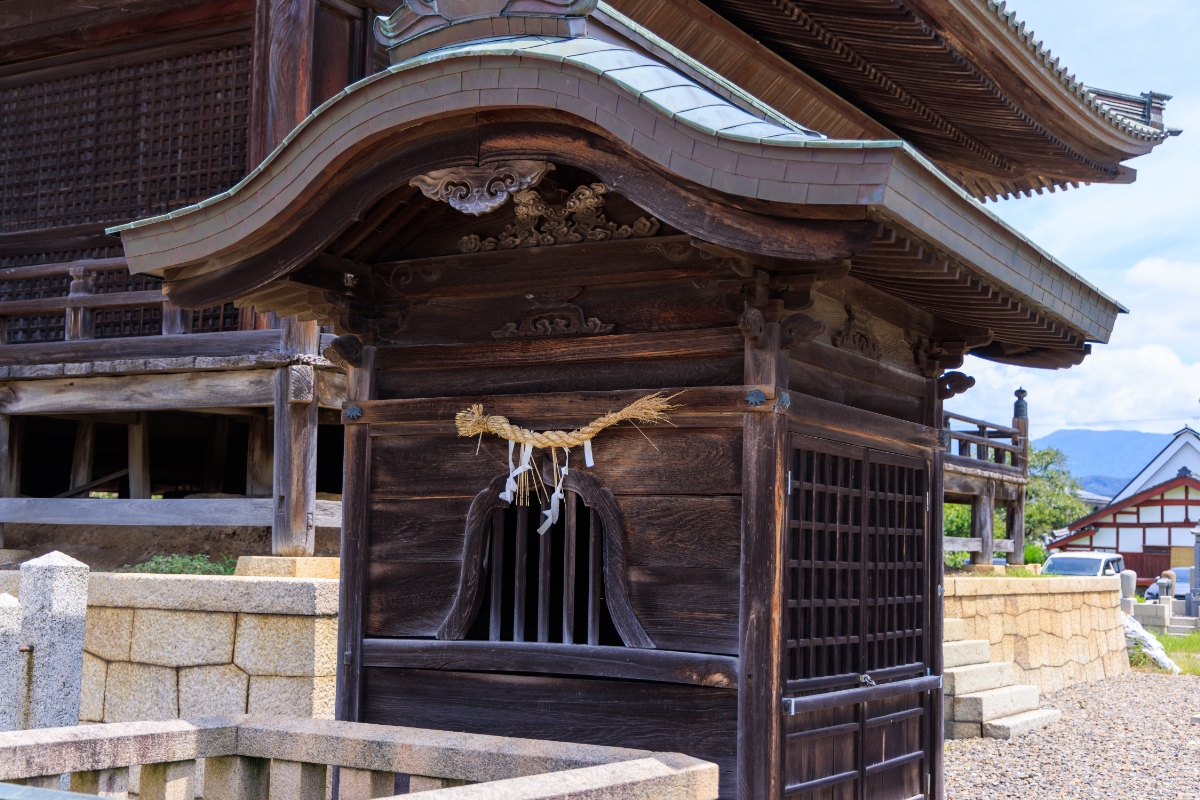 慈恵大師産湯の井戸と井伊家寄進の楼門