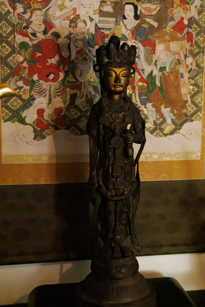 ご本尊・阿弥陀如来像と本堂におまつりされる仏さま