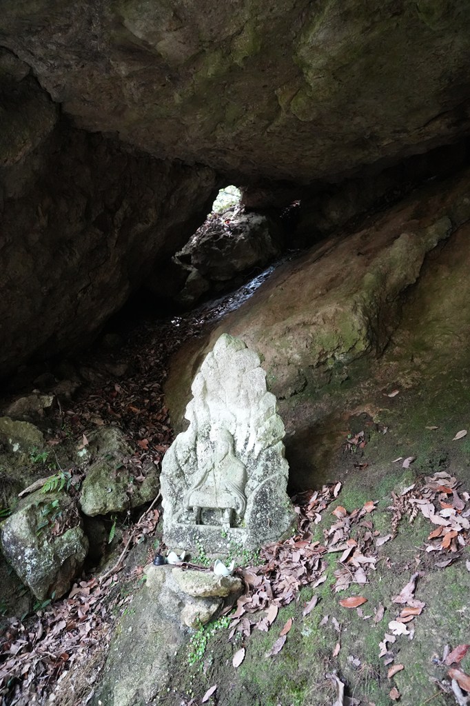 巌屋（崩落・老朽化のため、立ち入りを制限しております）