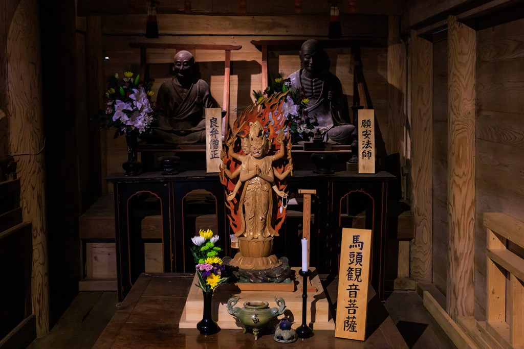 良弁僧正坐像と願安法師坐像