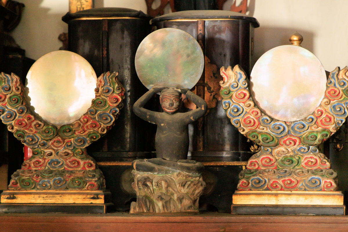 本堂内におまつりされる仏さま