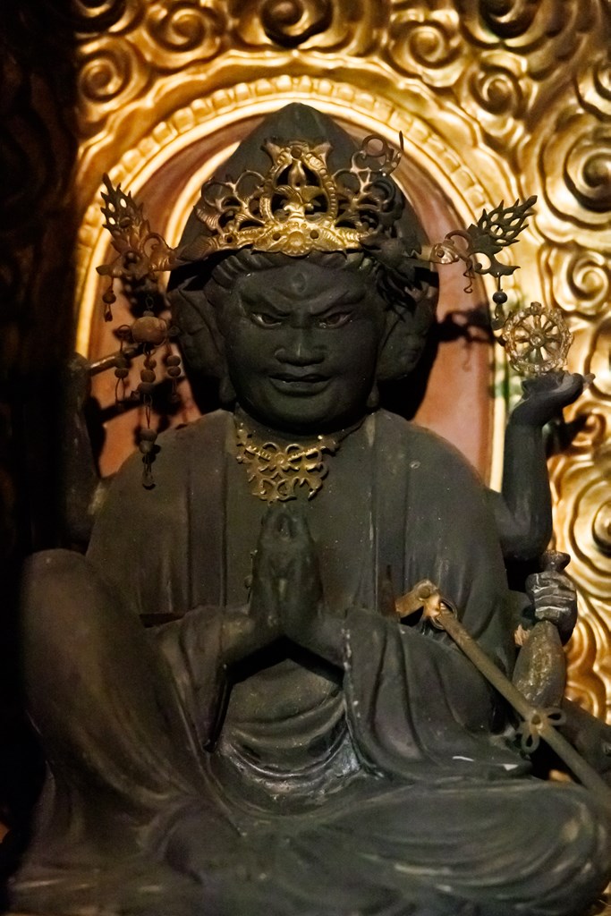 ご本尊・毘沙門天像と日光・月光菩薩立像（国指定重要文化財）