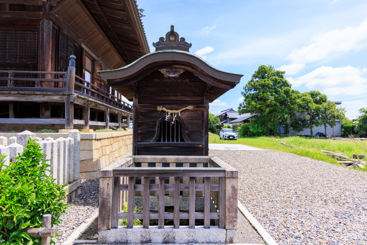 慈恵大師産湯の井戸と井伊家寄進の楼門