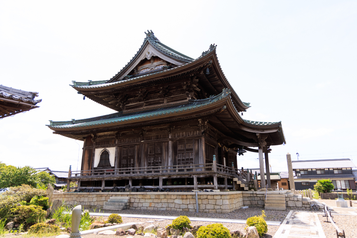 本堂と秘仏・慈恵大師坐像（国指定重要文化財）