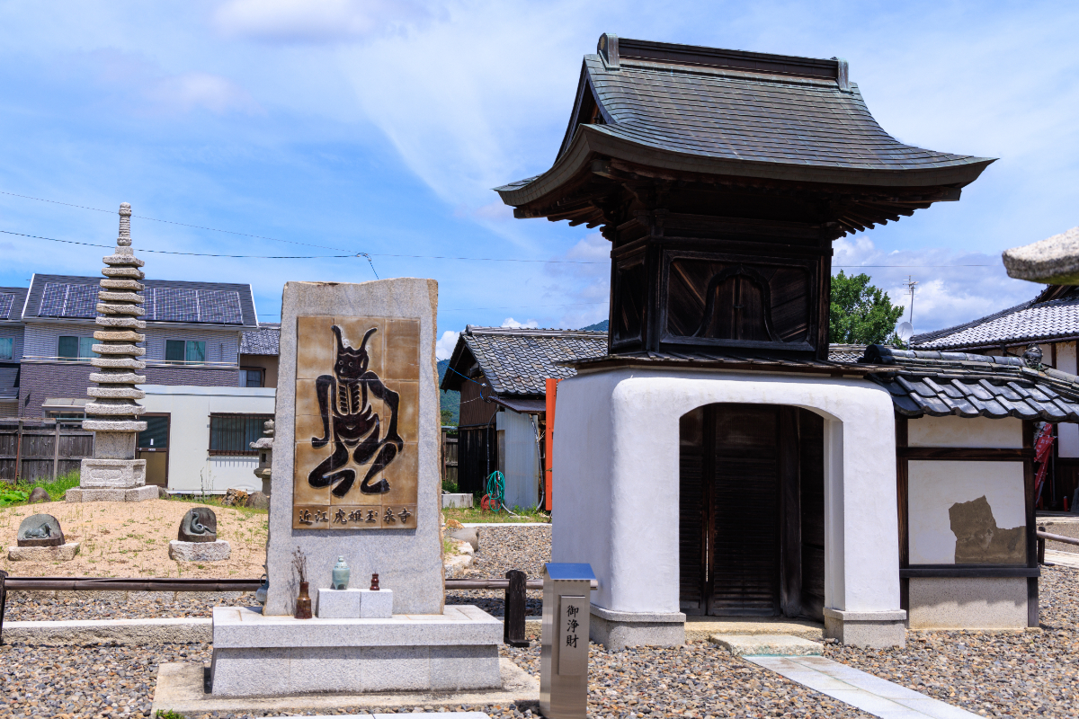 慈恵大師産湯の井戸と井伊家寄進の楼門