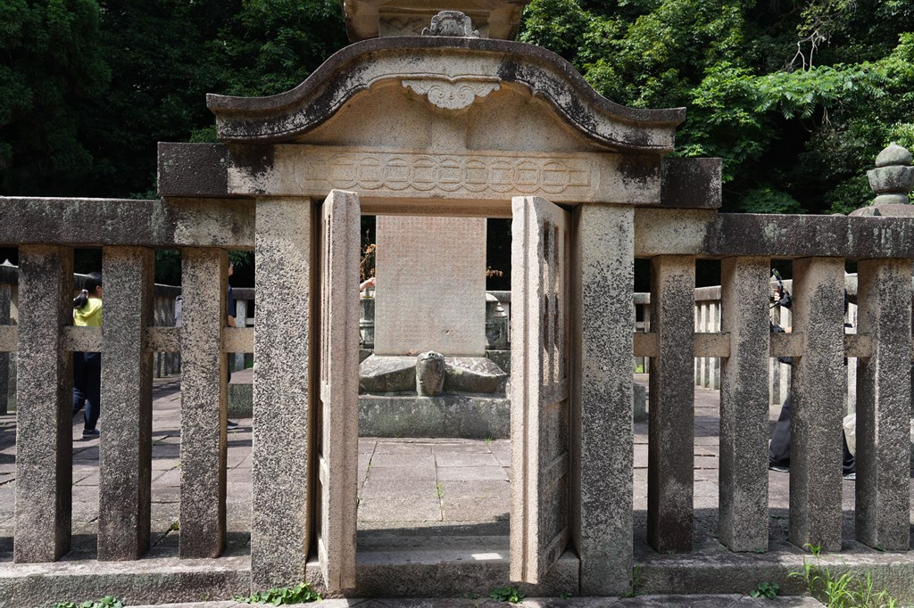 唐門（国指定重要文化財）・榊原忠次公墓所（姫路市指定文化財）