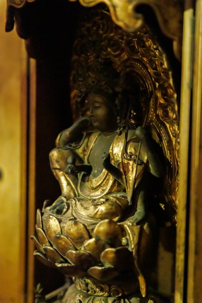 ご本尊・阿弥陀如来像と本堂におまつりされる仏さま