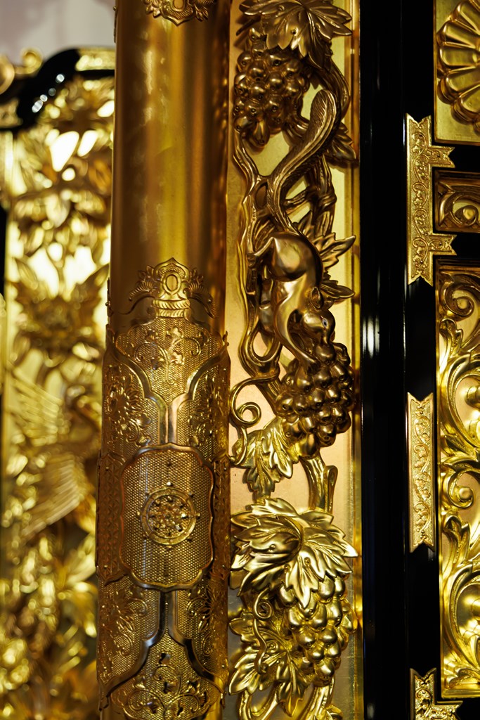 ご本尊・阿弥陀如来像と本堂におまつりされる仏さま