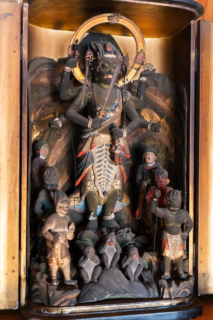 本堂と御本尊・大聖不動明王坐像