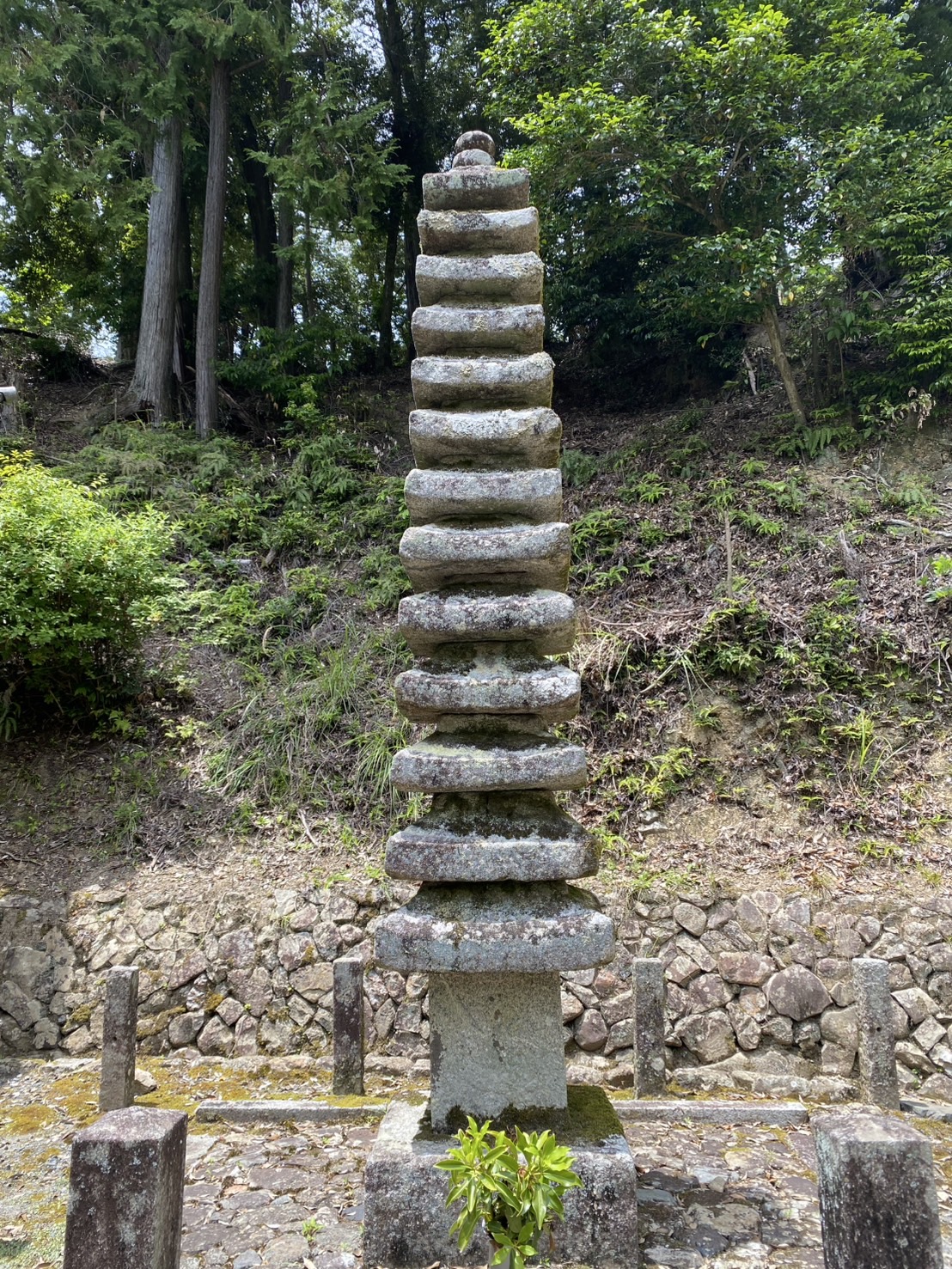 光仁天皇墓碑と開成皇子断髪塔