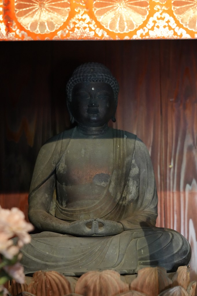 銅造聖観音菩薩坐像・銅造阿弥陀如来坐像（福井県指定文化財） ※毎年11月3日の万灯会の際に御開扉