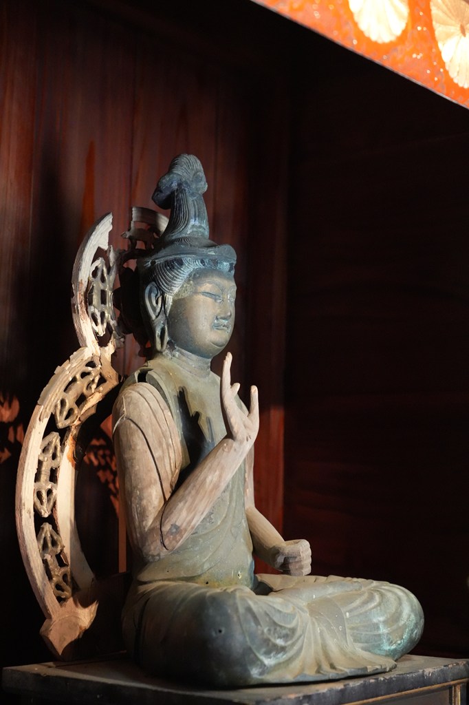 銅造聖観音菩薩坐像・銅造阿弥陀如来坐像（福井県指定文化財） ※毎年11月3日の万灯会の際に御開扉