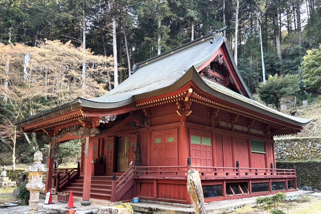 本堂と秘仏御本尊・銅造千手観音菩薩立像（国指定重要文化財）※33年に一度の御開帳