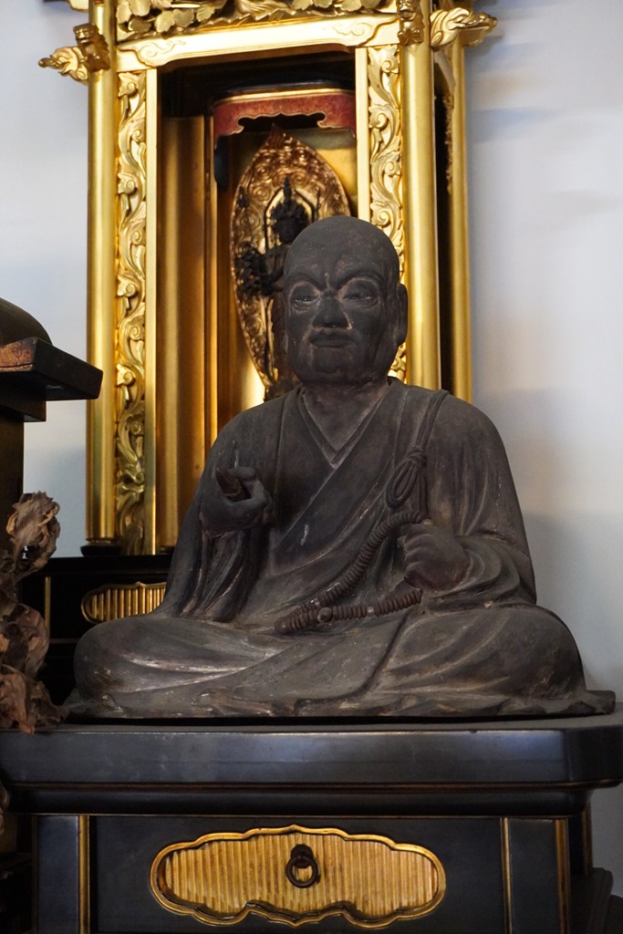 本堂におまつりされる仏様たち