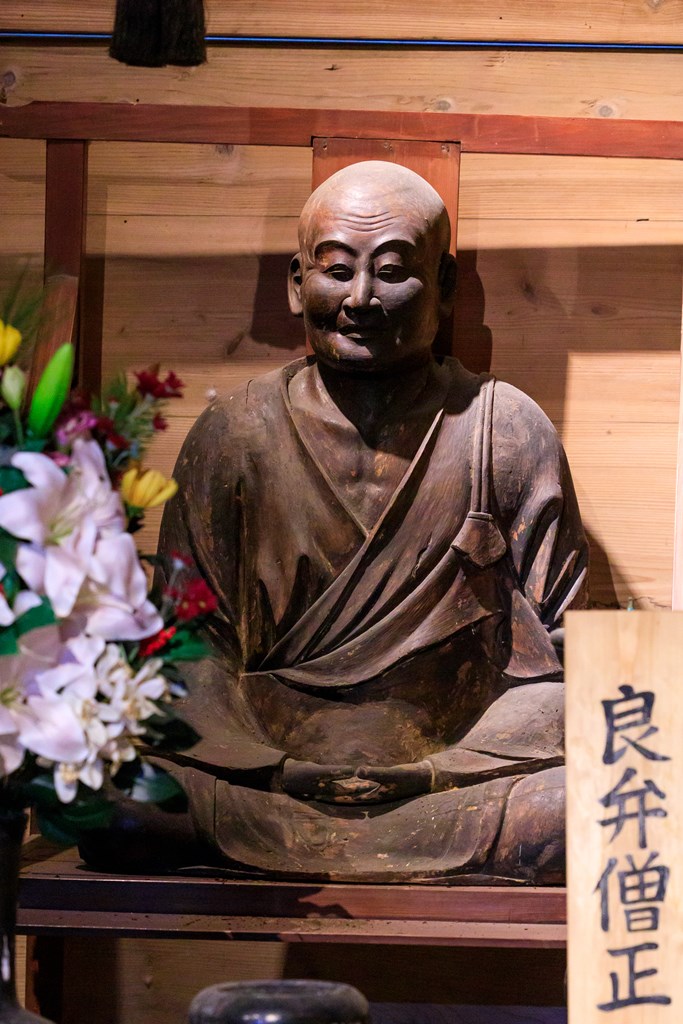 良弁僧正坐像と願安法師坐像