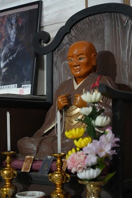 本堂におまつりされる仏様たち