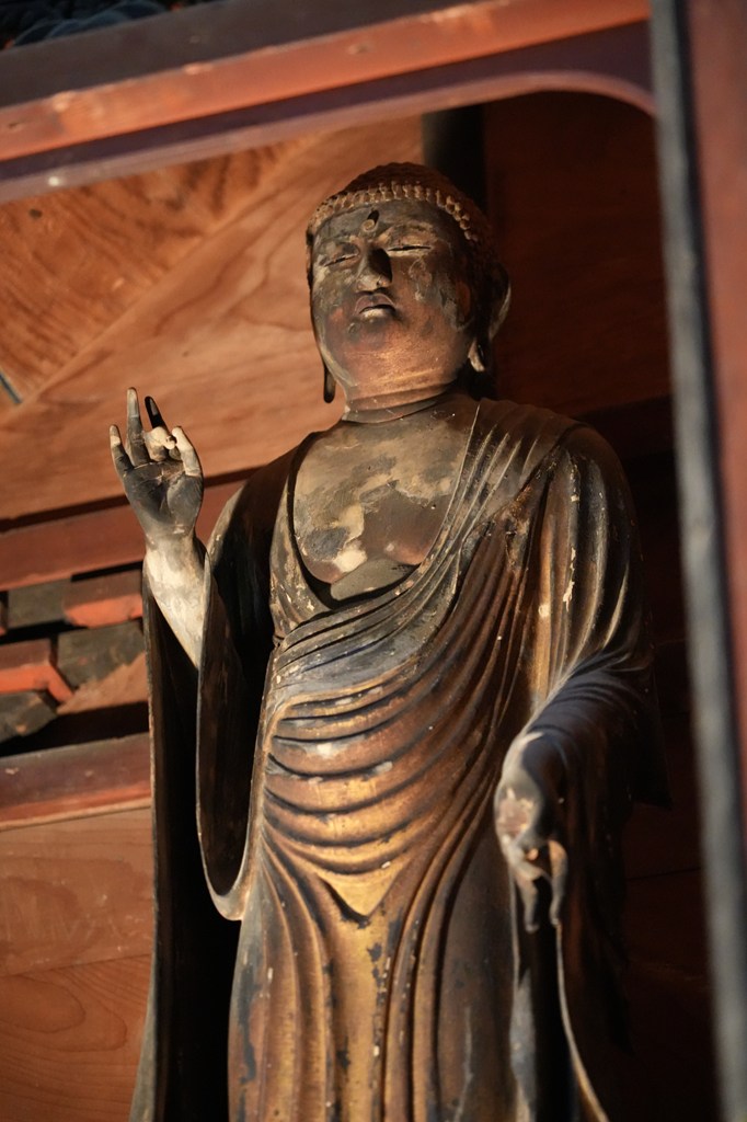 秘仏・木造釈迦如来立像（国指定重要文化財）※毎年1月18日の初観音大祭で御開扉