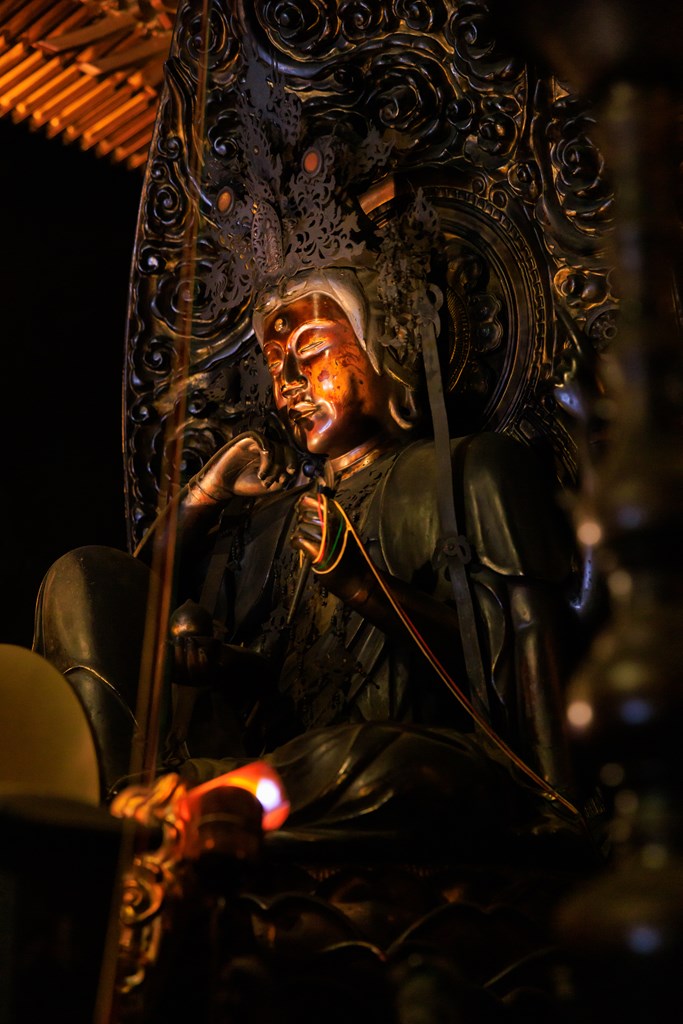 ご本尊・如意輪観音像と本堂（京都市指定文化財）