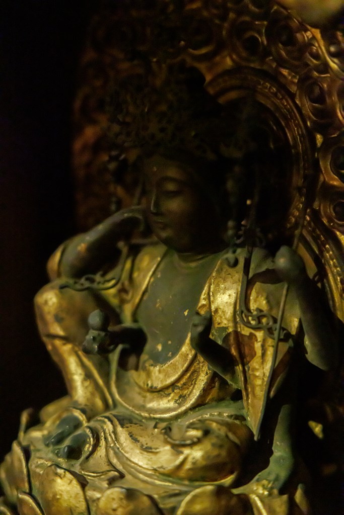 ご本尊・阿弥陀如来像と本堂におまつりされる仏さま