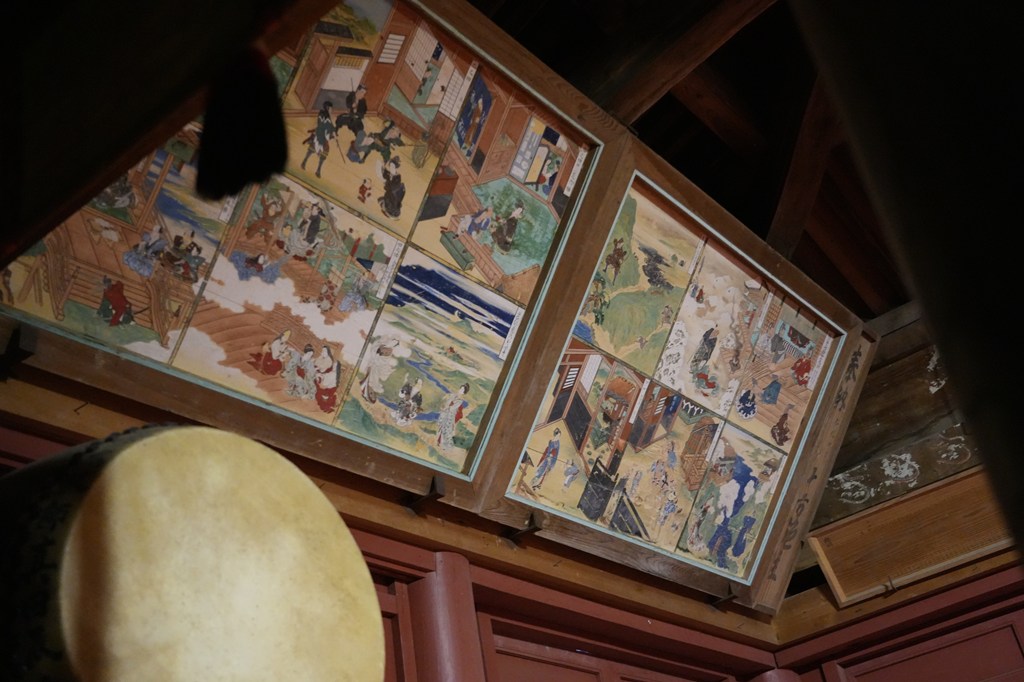 本堂と秘仏御本尊・銅造千手観音菩薩立像（国指定重要文化財）※33年に一度の御開帳