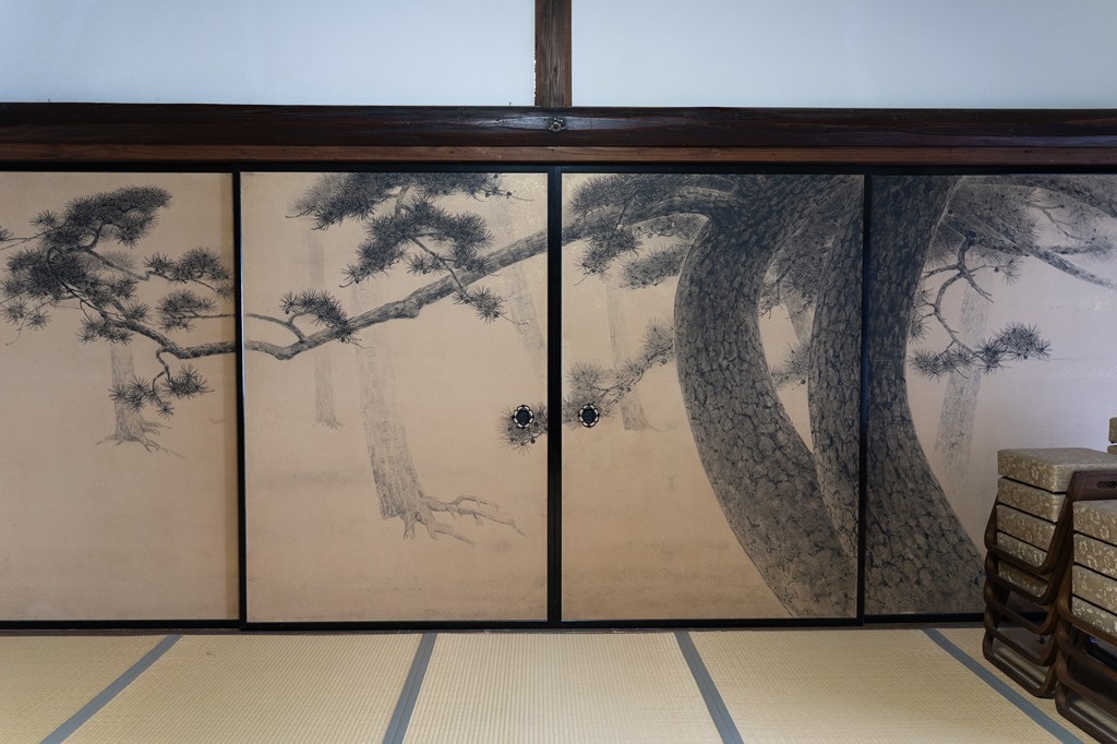 本堂を飾る襖絵・杉戸絵