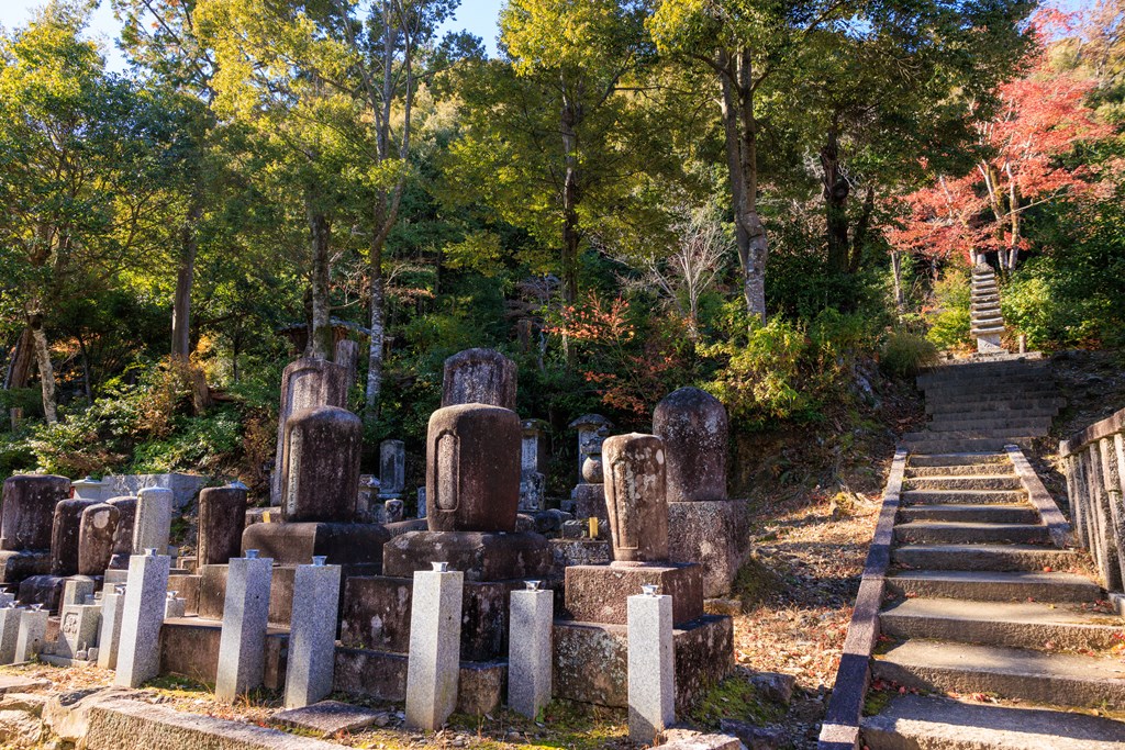 湛空上人廟（京都市指定文化財）と墓所