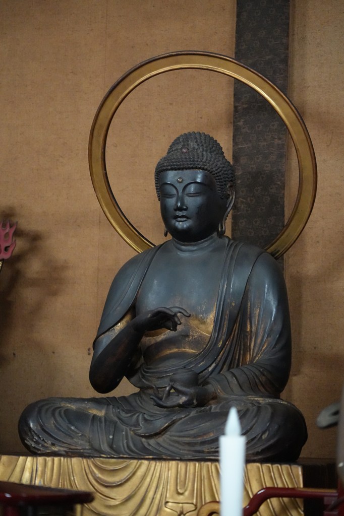 御本尊・木造薬師如来坐像（国指定重要文化財）