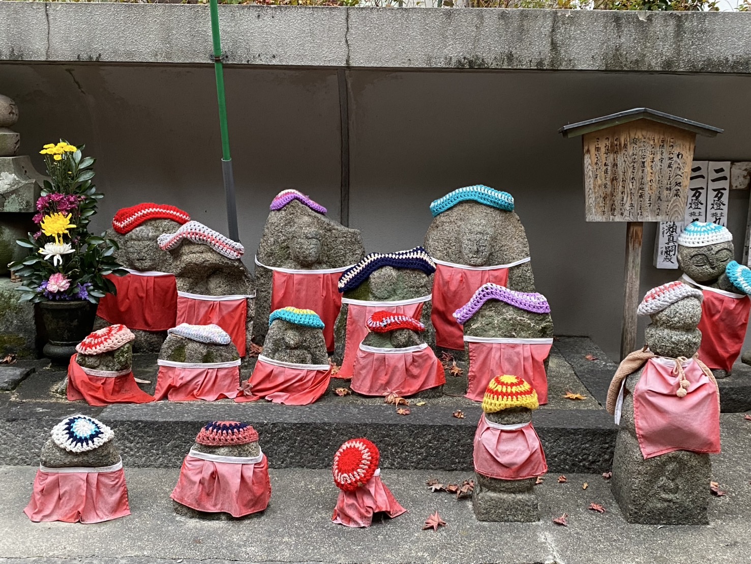 へそ石・境内におまつりされる石仏群