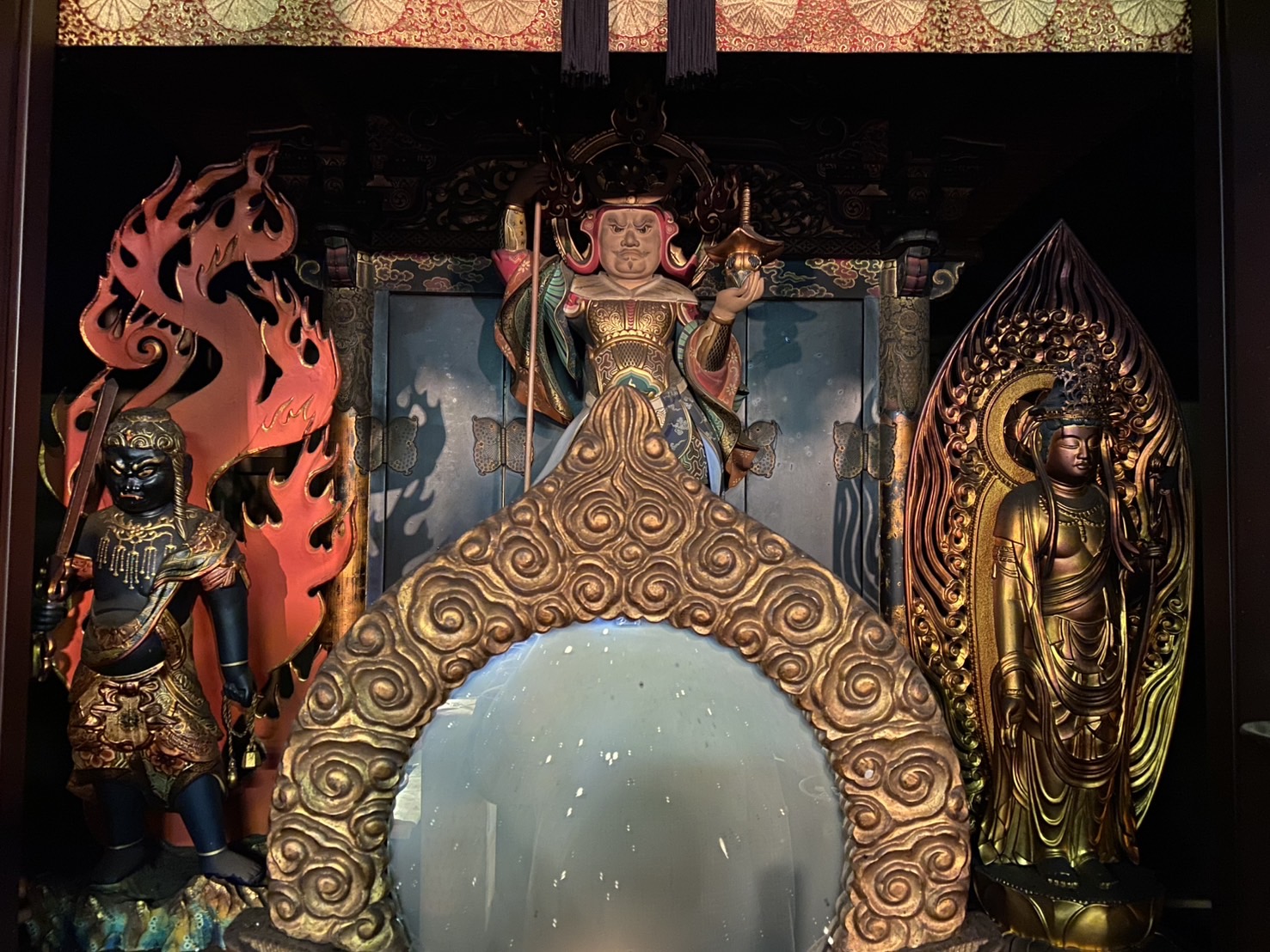 ご本尊・毘沙門天像と日光・月光菩薩立像（国指定重要文化財）