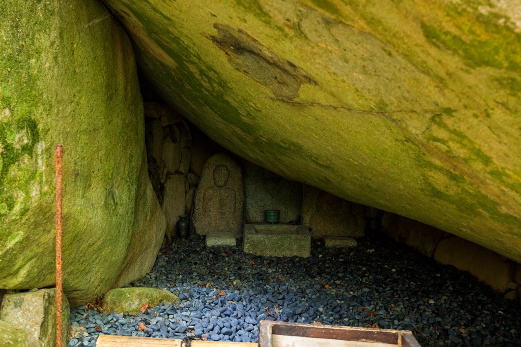 ご本尊・石仏の観音菩薩さま