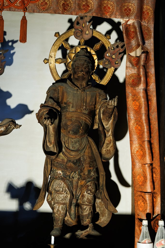 ご本尊・薬師如来像と脇を固める四天王像（神戸市指定文化財）と十二神将立像