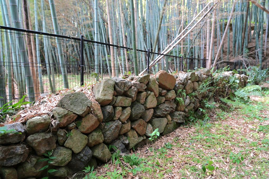 勝持寺参道に残る石垣