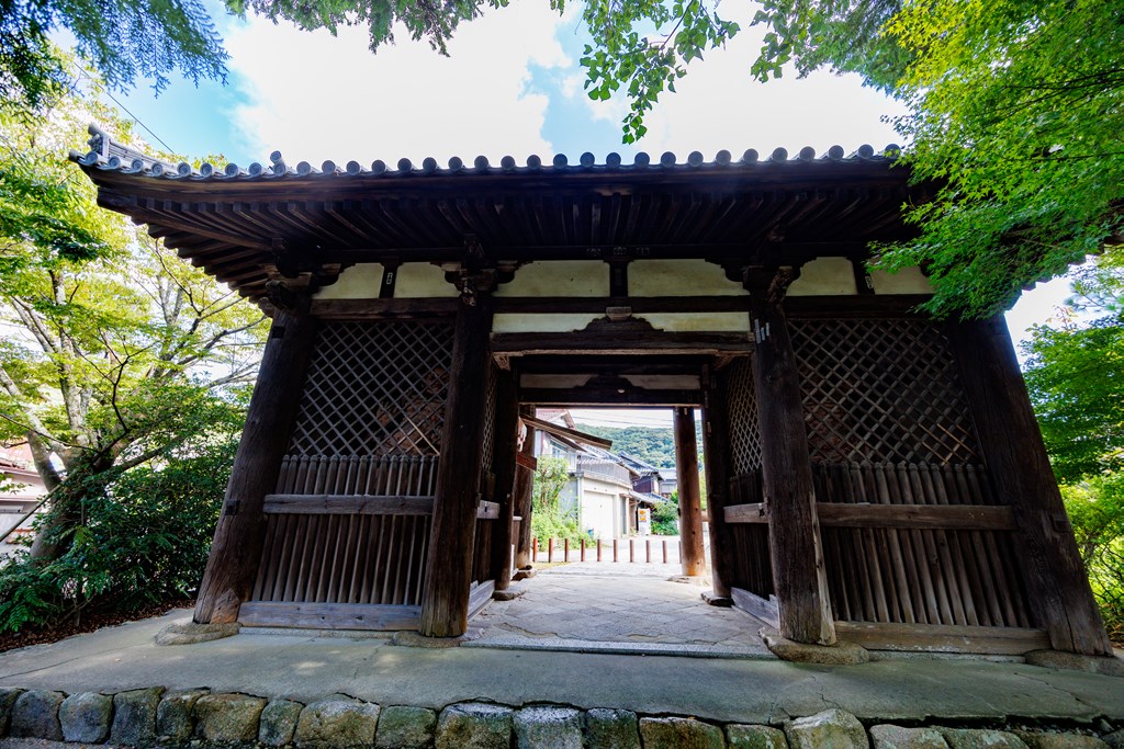 仁王門（国指定重要文化財）と参道