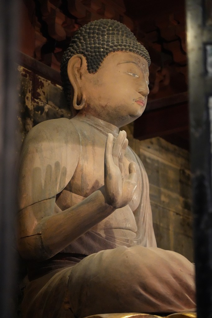 ご本尊・木造薬師如来坐像（兵庫県指定文化財）、木造聖観音菩薩立像、木造千手観音立像