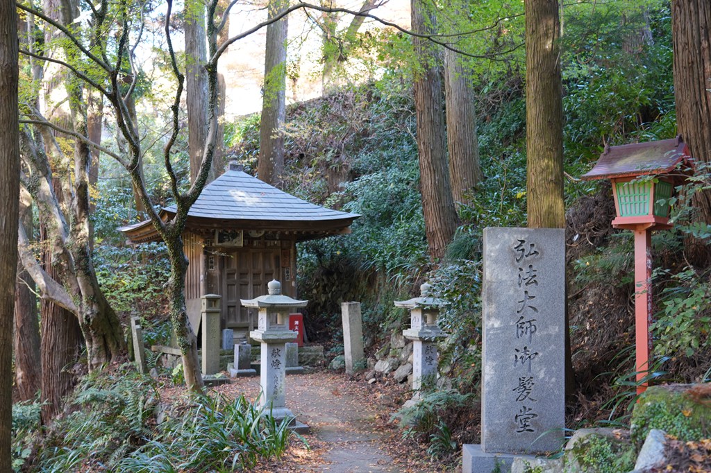 姿見の井戸・愛染堂（弘法大師御剃髪所跡）・弘法大師御髪堂