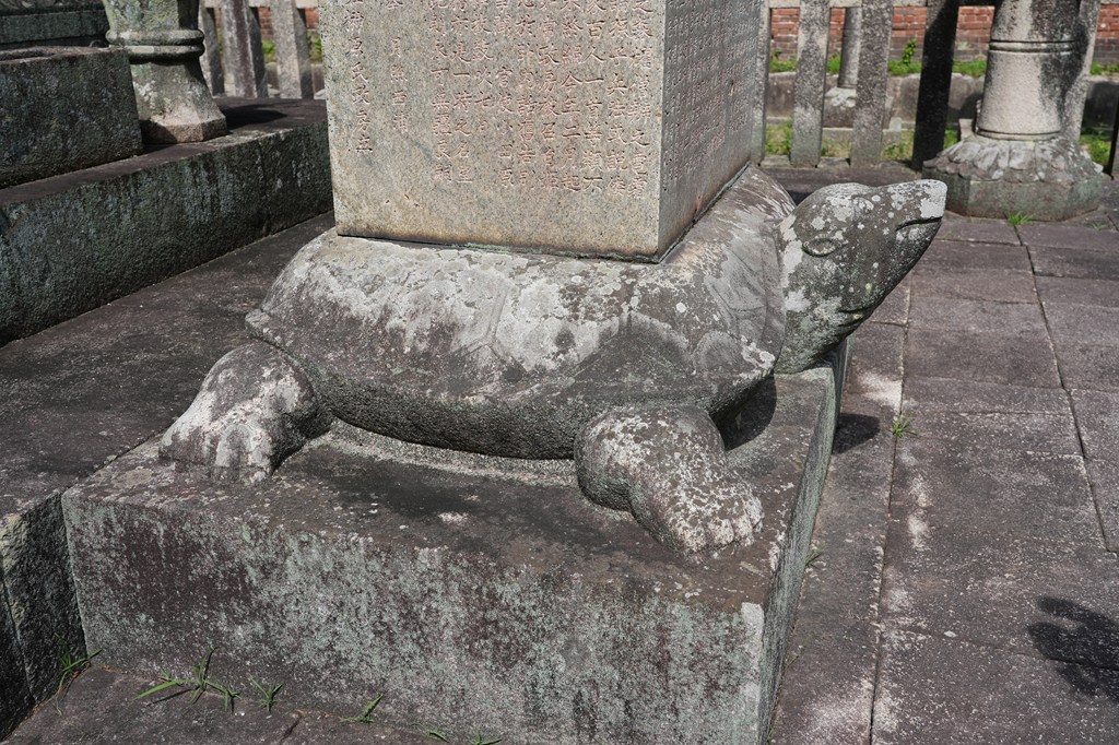 唐門（国指定重要文化財）・榊原忠次公墓所（姫路市指定文化財）